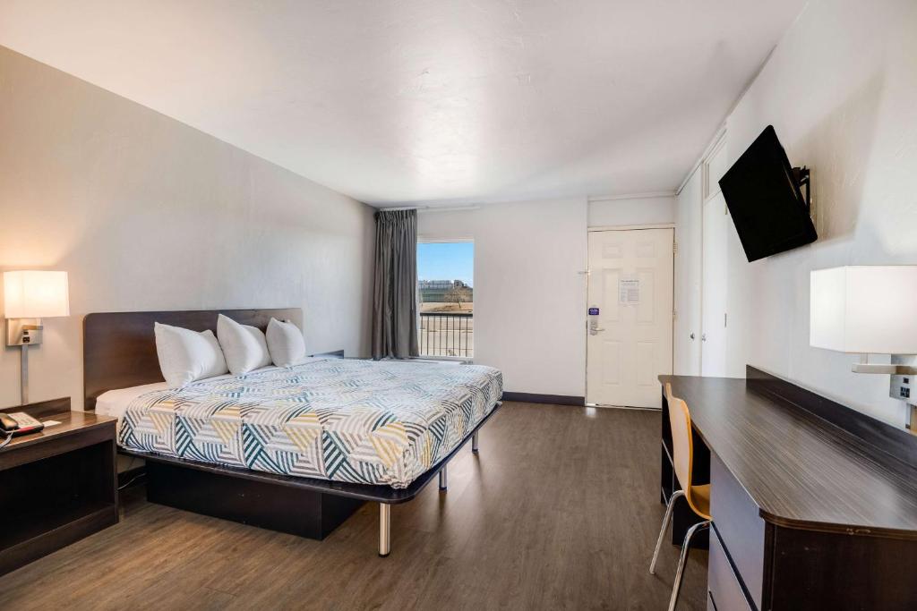 Postel nebo postele na pokoji v ubytování Motel 6-Tucson, AZ-Downtown