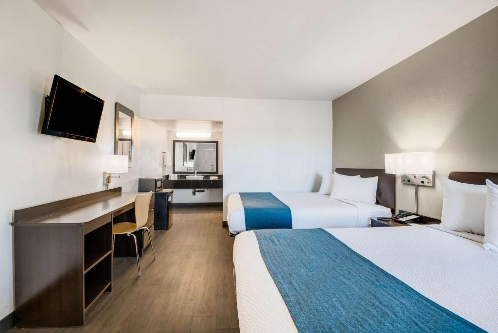 Postel nebo postele na pokoji v ubytování Motel 6-Tucson, AZ-Downtown