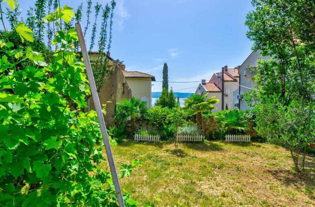 Vonkajšia záhrada v ubytovaní Apartment in Selce 39200