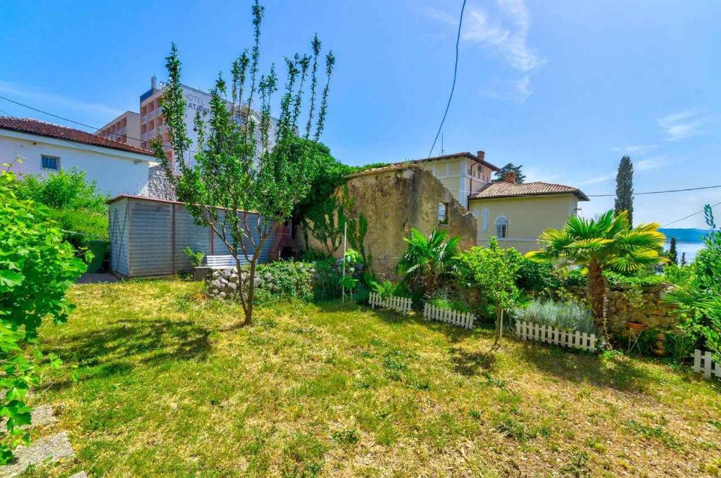 Vonkajšia záhrada v ubytovaní Apartment in Selce 39200