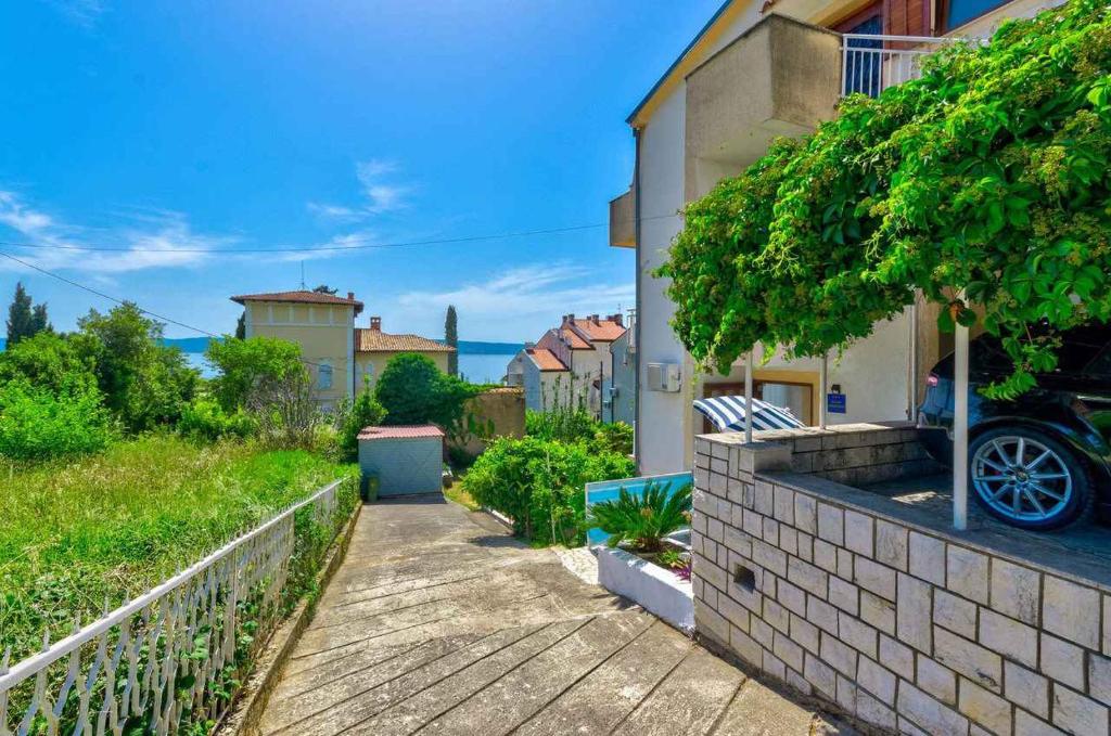 Vonkajšia záhrada v ubytovaní Apartment in Selce 39200