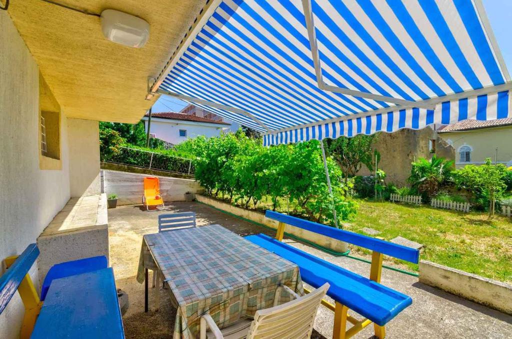 Vonkajšia záhrada v ubytovaní Apartment in Selce 39200