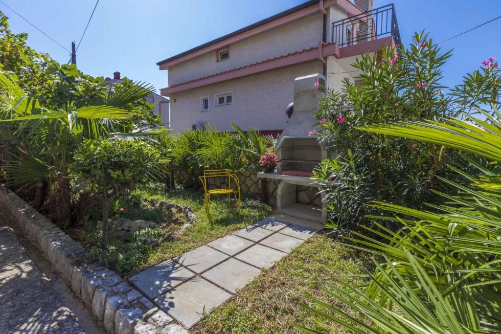 Vonkajšia záhrada v ubytovaní Apartment in Crikvenica 39156