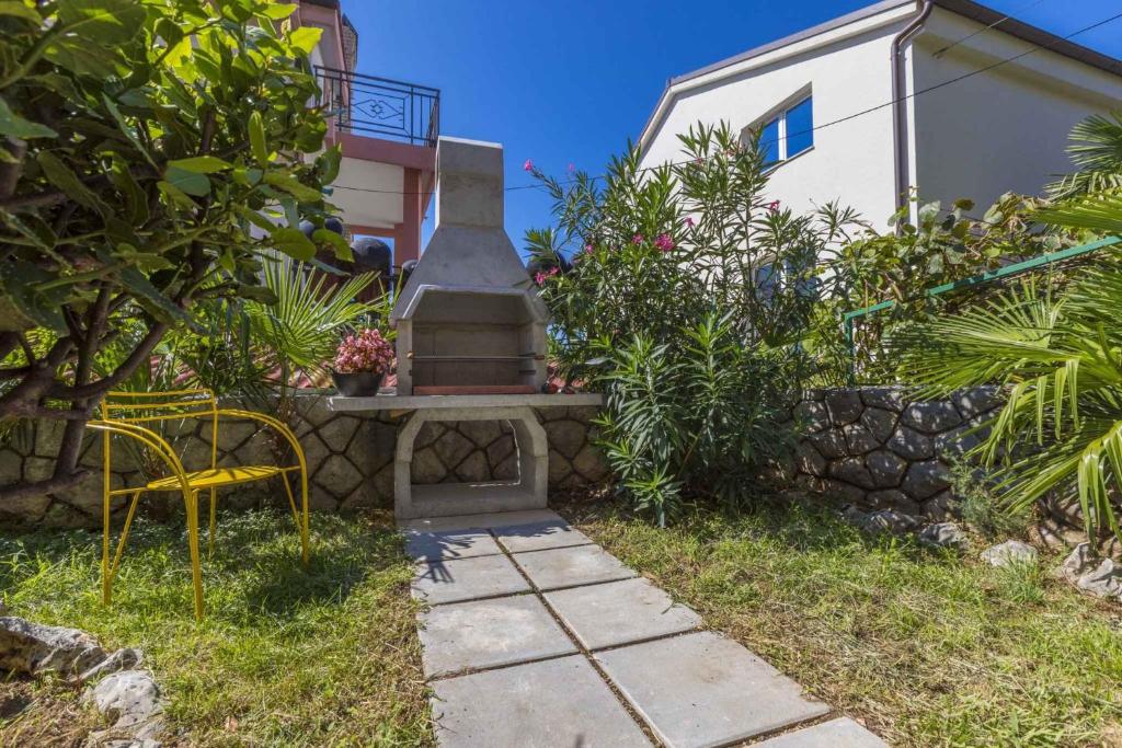 Vonkajšia záhrada v ubytovaní Apartment in Crikvenica 39156