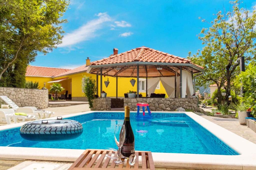 Bazén v ubytování Holiday home in Grizane 39291 nebo v jeho okolí