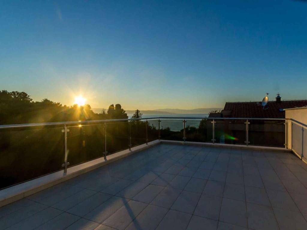- une vue sur le coucher du soleil depuis le balcon d'une maison dans l'établissement Apartment in Njivice/Insel Krk 35106, à Njivice