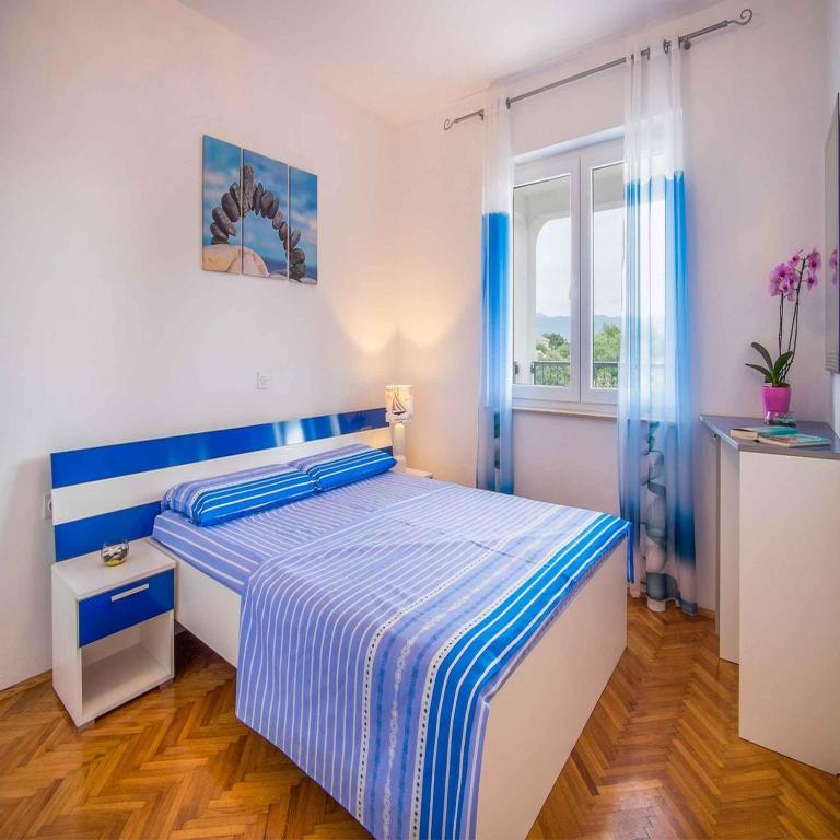 Posteľ alebo postele v izbe v ubytovaní Apartments in Vrbnik/Insel Krk 13598