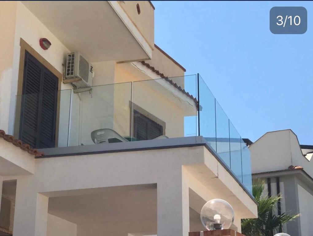 un edificio con un balcone in vetro sul lato di Apartment in Noto 38244 a Noto