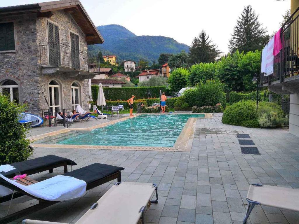 einen Pool mit zwei Liegestühlen und ein Haus in der Unterkunft Holiday home in Bellagio/Comer See 38248 in Bellagio
