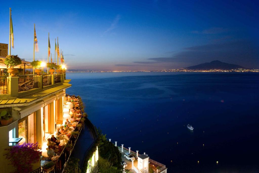 uma vista para o oceano a partir de um hotel à noite em Hotel Bristol em Sorrento