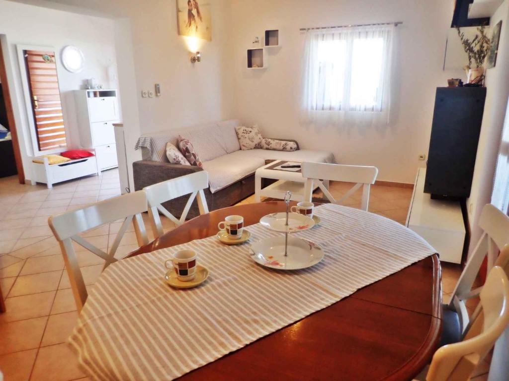 Posedenie v ubytovaní Apartment in Rovanjska 37204