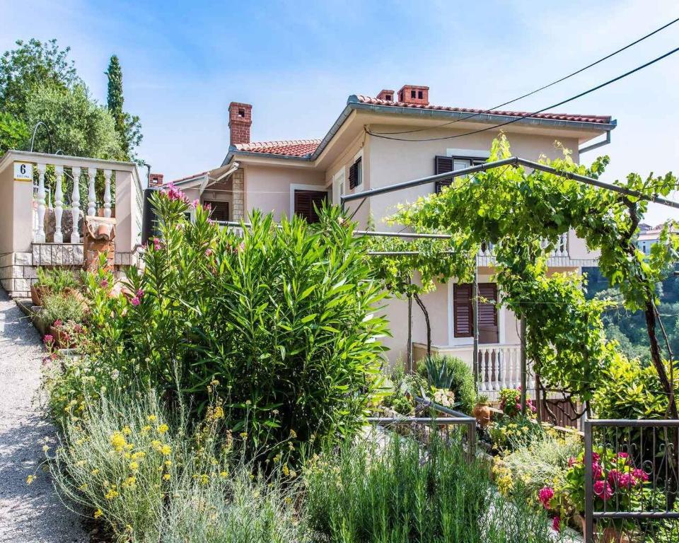 Vonkajšia záhrada v ubytovaní Apartment in Vrbnik/Insel Krk 36873