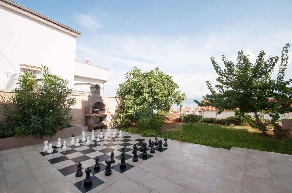 szachownicy na patio na dziedzińcu w obiekcie Studio in Vrbnik/Insel Krk 36786 w mieście Vrbnik