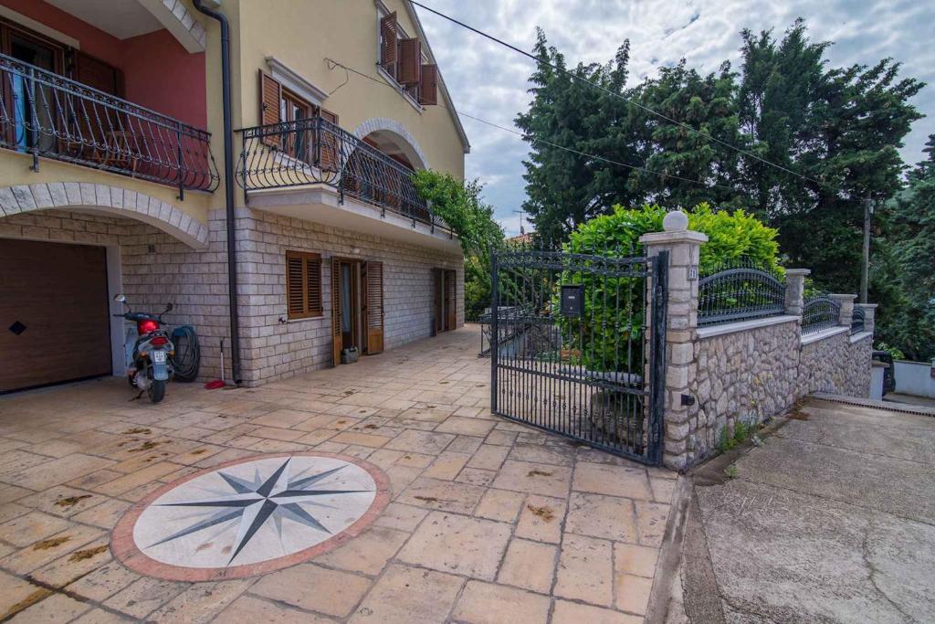 Budova, v ktorej sa apartmán nachádza