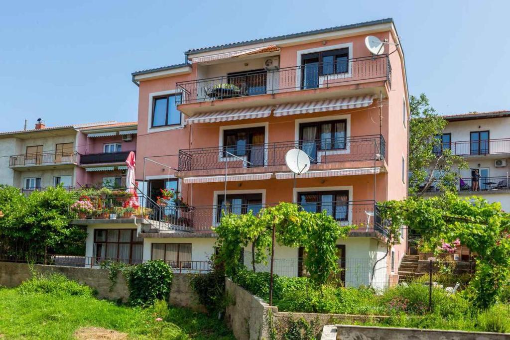 Budova, v ktorej sa apartmán nachádza