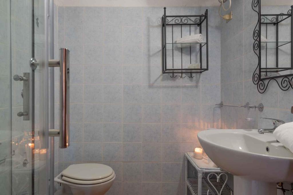łazienka z toaletą i umywalką w obiekcie Holiday home in Golfo Aranci 30357 w mieście Golfo Aranci