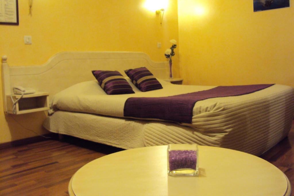 Voodi või voodid majutusasutuse Logis Hôtel Les 3B toas