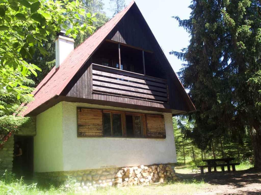 una pequeña casa con techo rojo en Holiday home Podbanske/Hohe Tatra 26186, en Podbanské