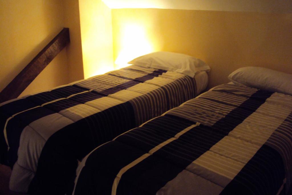 Voodi või voodid majutusasutuse Logis Hôtel Les 3B toas