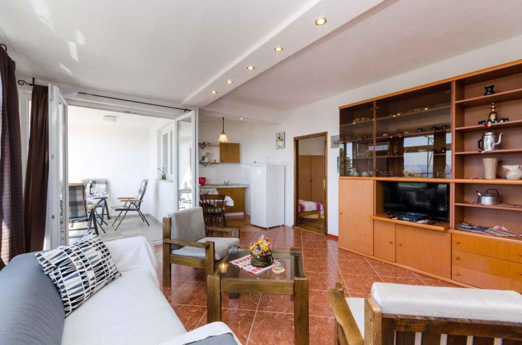 TV a/nebo společenská místnost v ubytování Apartments in Novi Vinodolski 15234