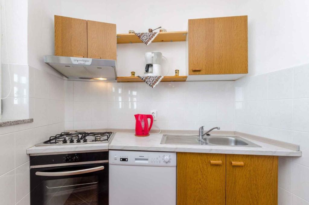 Kuchyň nebo kuchyňský kout v ubytování Apartments in Novi Vinodolski 15234