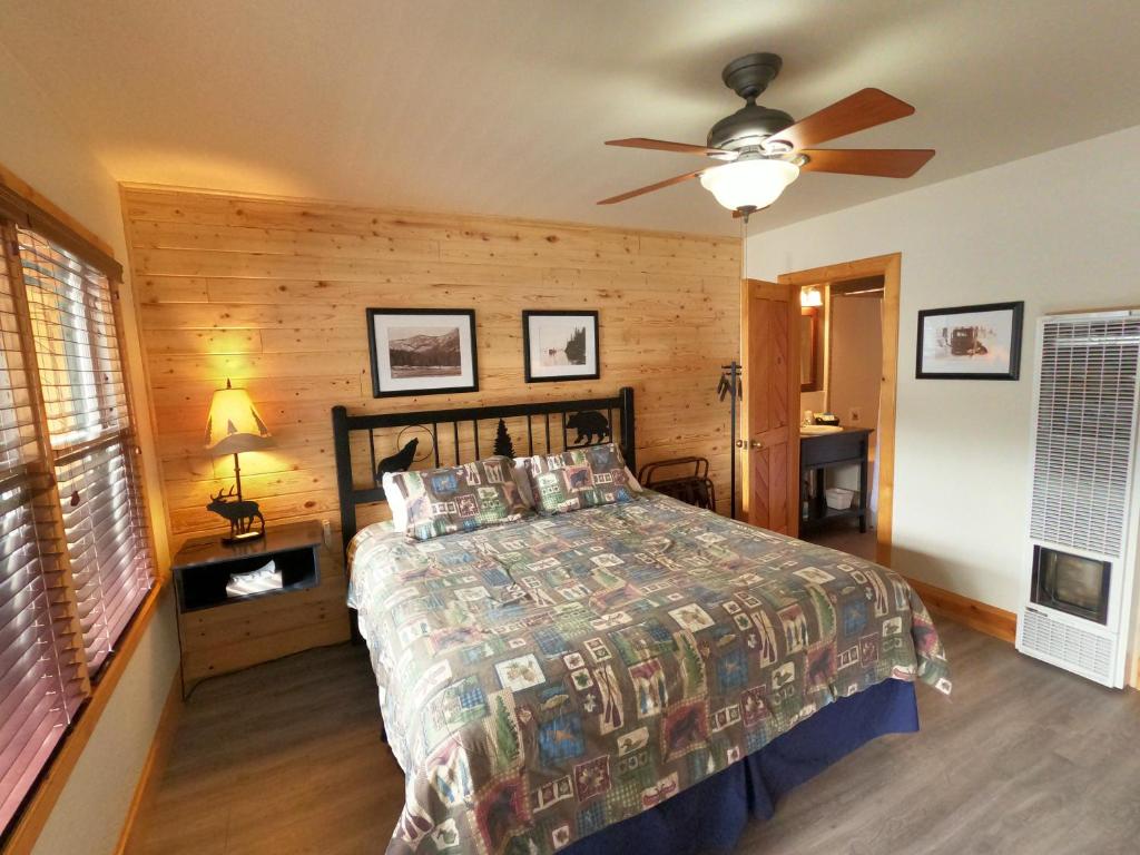 um quarto com uma cama e uma ventoinha de tecto em CREEKSIDE LODGE em Markleeville