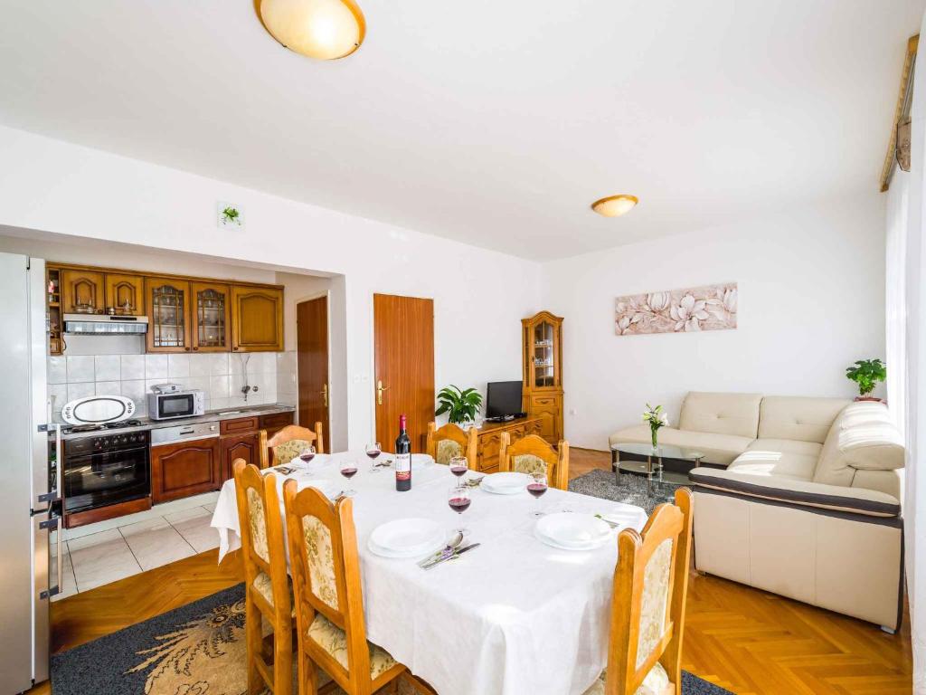 Kuchyňa alebo kuchynka v ubytovaní Holiday home in Jasenice 33303