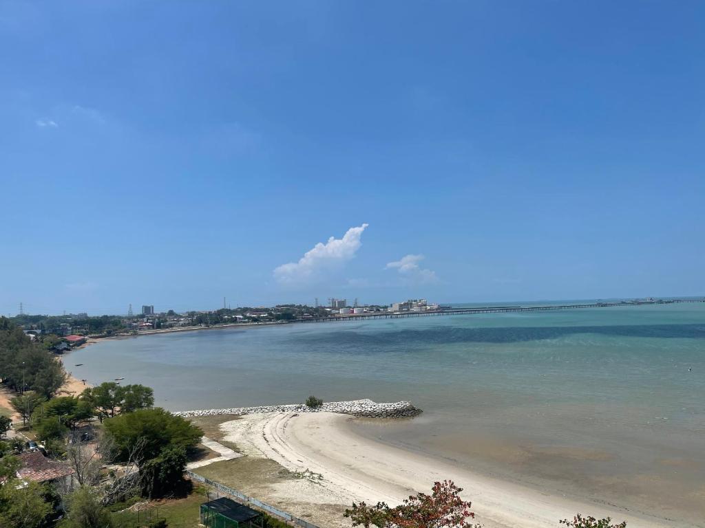 Elle offre une vue sur la plage et l'océan. dans l'établissement PORT DICKSON RESORT -GLORY BEACH RESORT SEAVIEW UNIT 2 BEDROOM, à Port Dickson