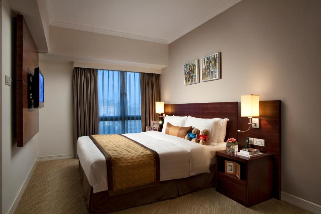 Giường trong phòng chung tại Somerset Grand Hanoi