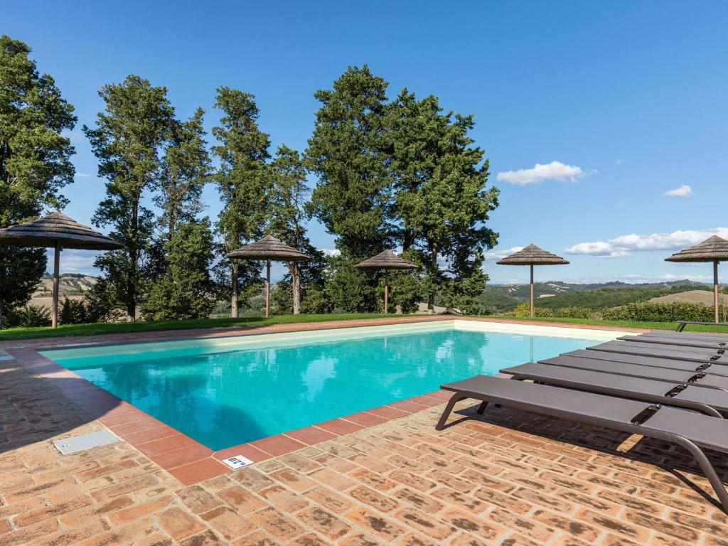 Der Swimmingpool an oder in der Nähe von Rustic Farmhouse in Buonconvento with Tuscan Views