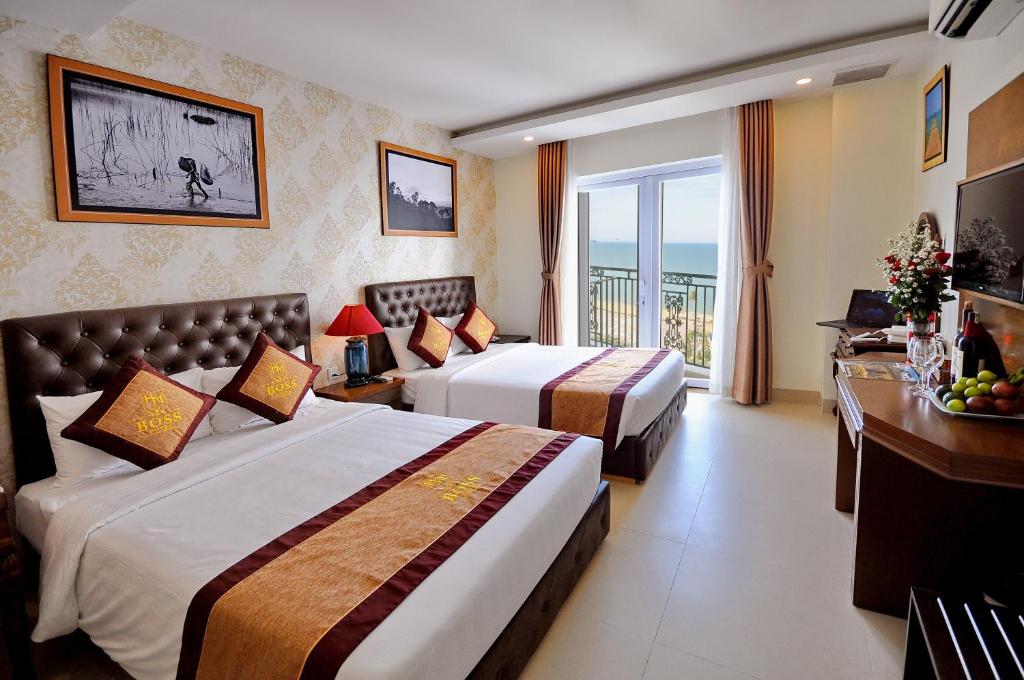 Giường trong phòng chung tại Boss Hotel