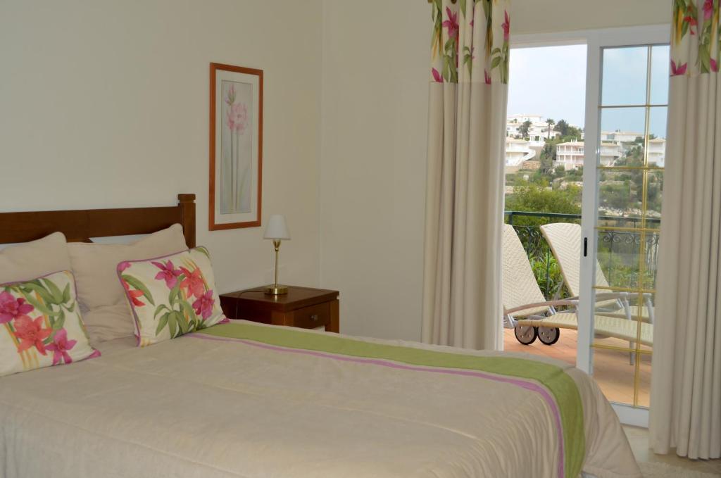 Quinta da Floresta – Santo António Villas, Golf & Spa tesisinde bir odada yatak veya yataklar
