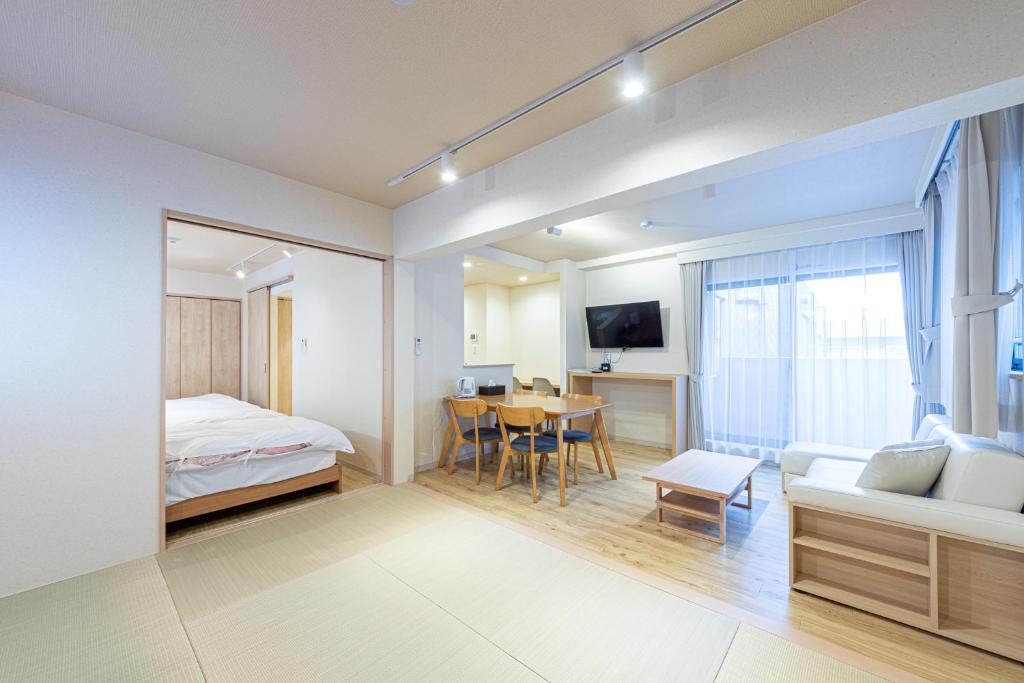 1 dormitorio con 1 cama y 1 mesa con silla en VACATION INN HEIWAJIMA I, en Tokio
