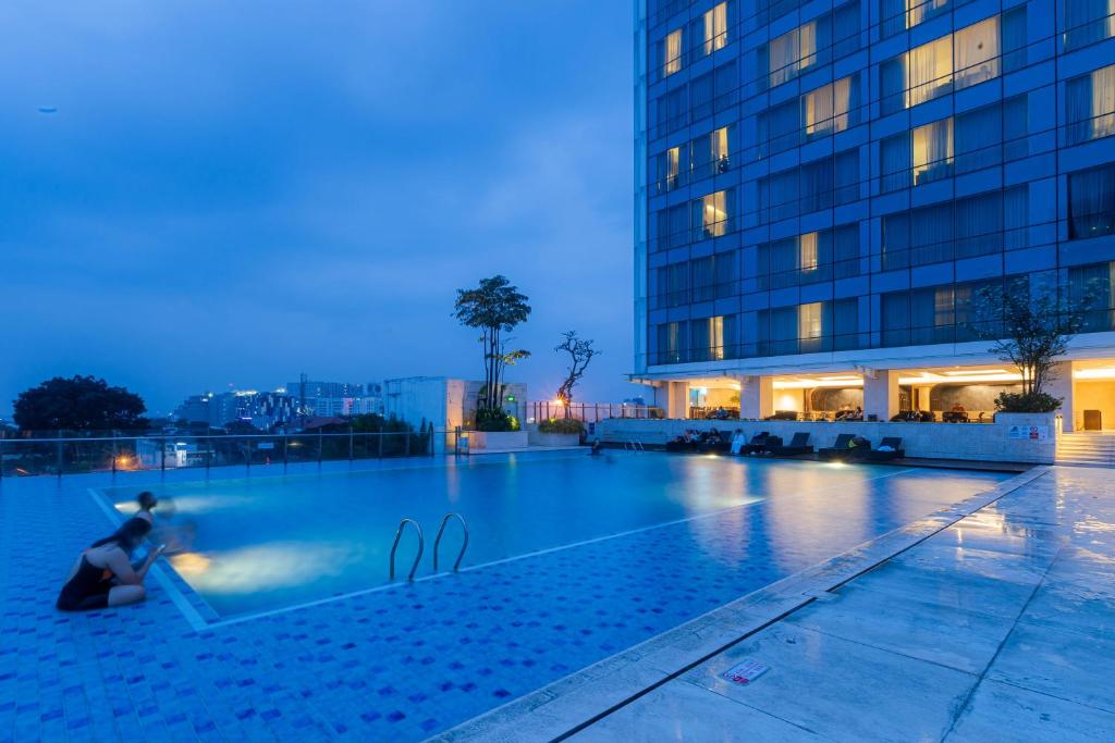 Bazén v ubytování Crowne Plaza Bandung by IHG nebo v jeho okolí