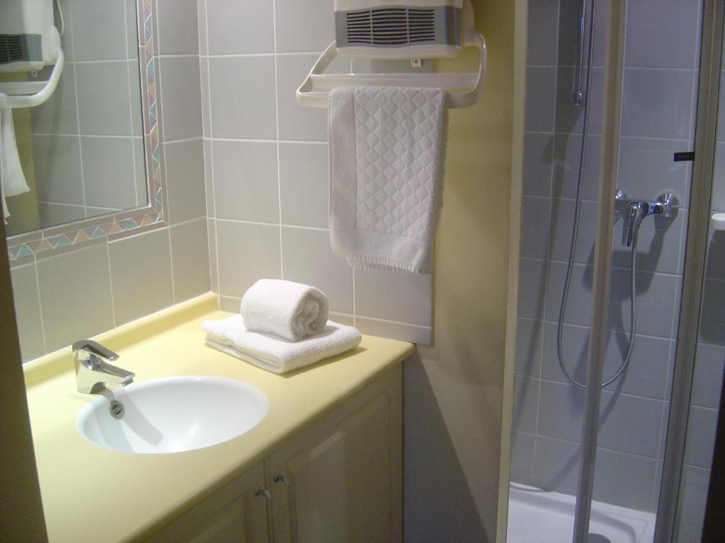 Vannituba majutusasutuses Logis Hôtel Les 3B