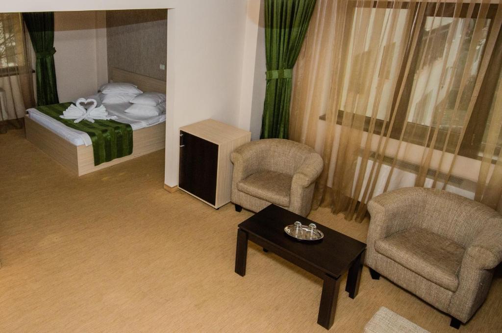 Postel nebo postele na pokoji v ubytování Hotel Davos