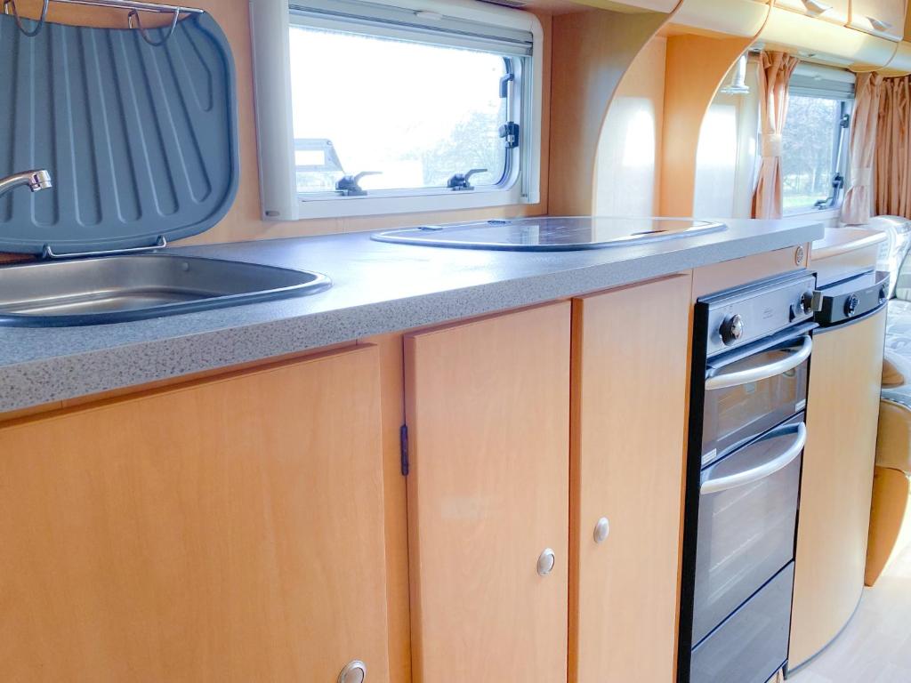 StayZo Large Modern, fully equipped Caravan at family friendly site - with Free Wi-Fi and Parking