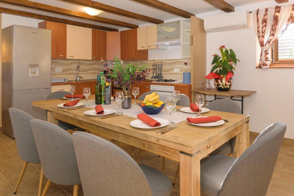 Kuchyň nebo kuchyňský kout v ubytování Spacious holiday home Guran