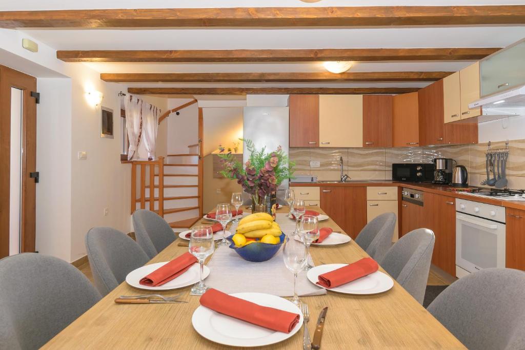 Kuchyň nebo kuchyňský kout v ubytování Spacious holiday home Guran