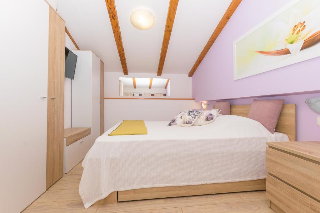 Postel nebo postele na pokoji v ubytování Spacious holiday home Guran