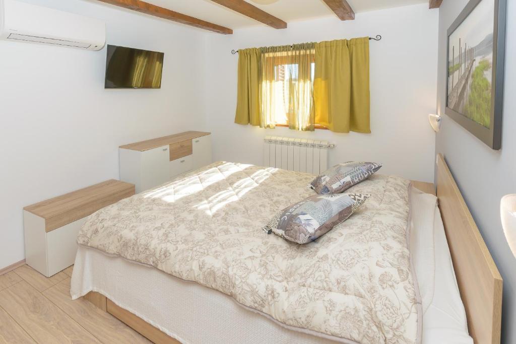 Postel nebo postele na pokoji v ubytování Spacious holiday home Guran