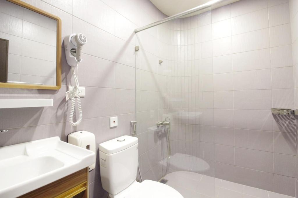 Koupelna v ubytování WE Hotel