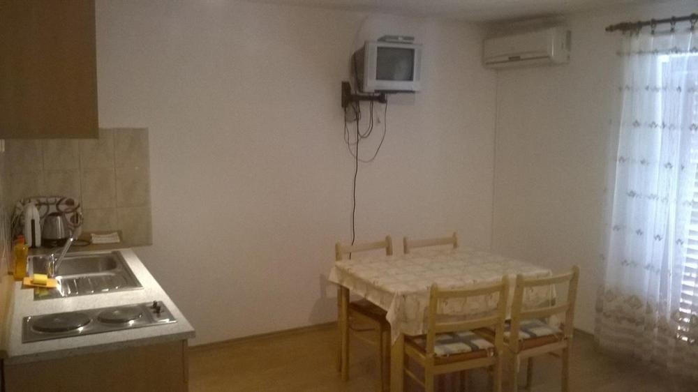 Kuchyňa alebo kuchynka v ubytovaní Apartment in Kustici with sea view, terrace, air conditioning, Wi-Fi (4847-2)