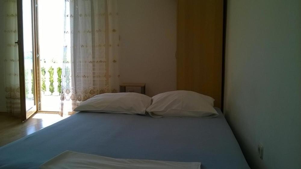 Posteľ alebo postele v izbe v ubytovaní Apartment in Kustici with sea view, terrace, air conditioning, Wi-Fi (4847-2)