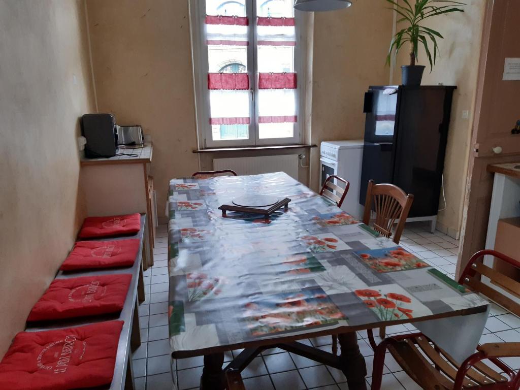 eine Küche mit einem Tisch und Stühlen im Zimmer in der Unterkunft Gite "Etape à Coucy" in Coucy-le-Château-Auffrique