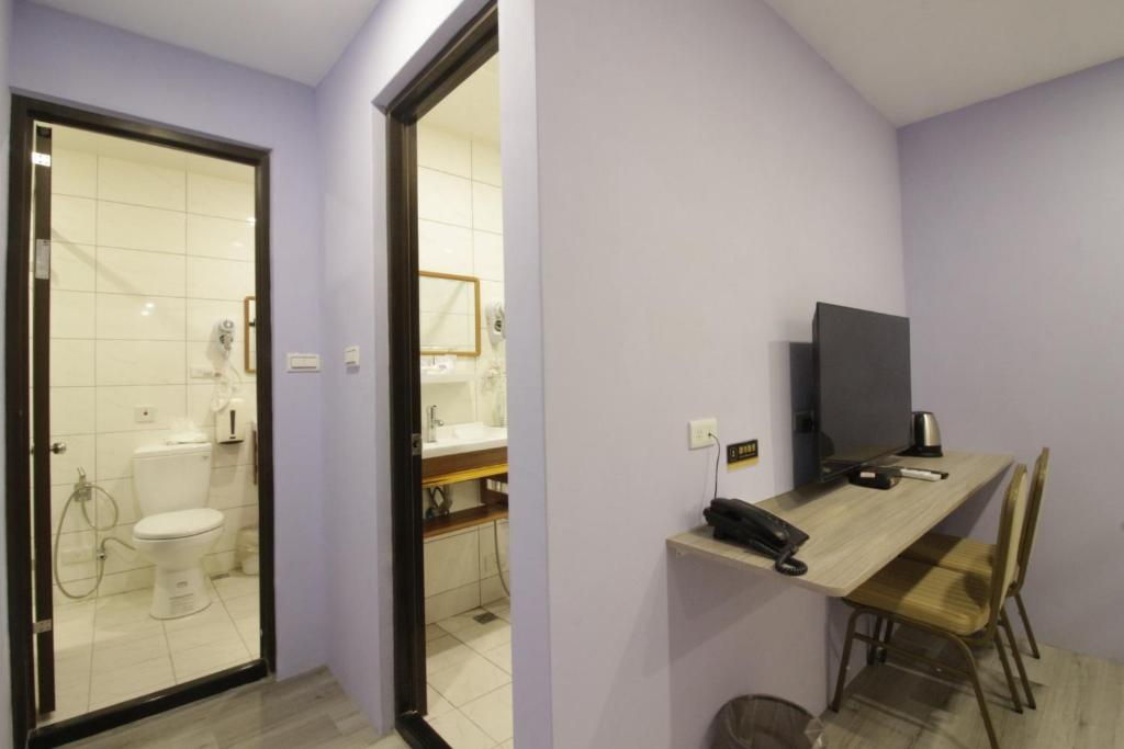 Koupelna v ubytování WE Hotel