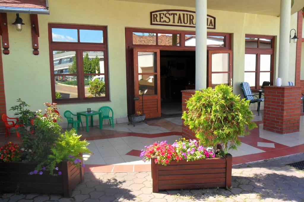 Exteriér nebo vchod ubytování Hotel St.Florian Sturovo