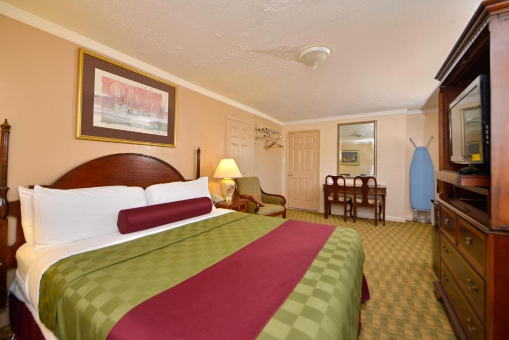 Krevet ili kreveti u jedinici u objektu Americas Best Value Inn Chincoteague