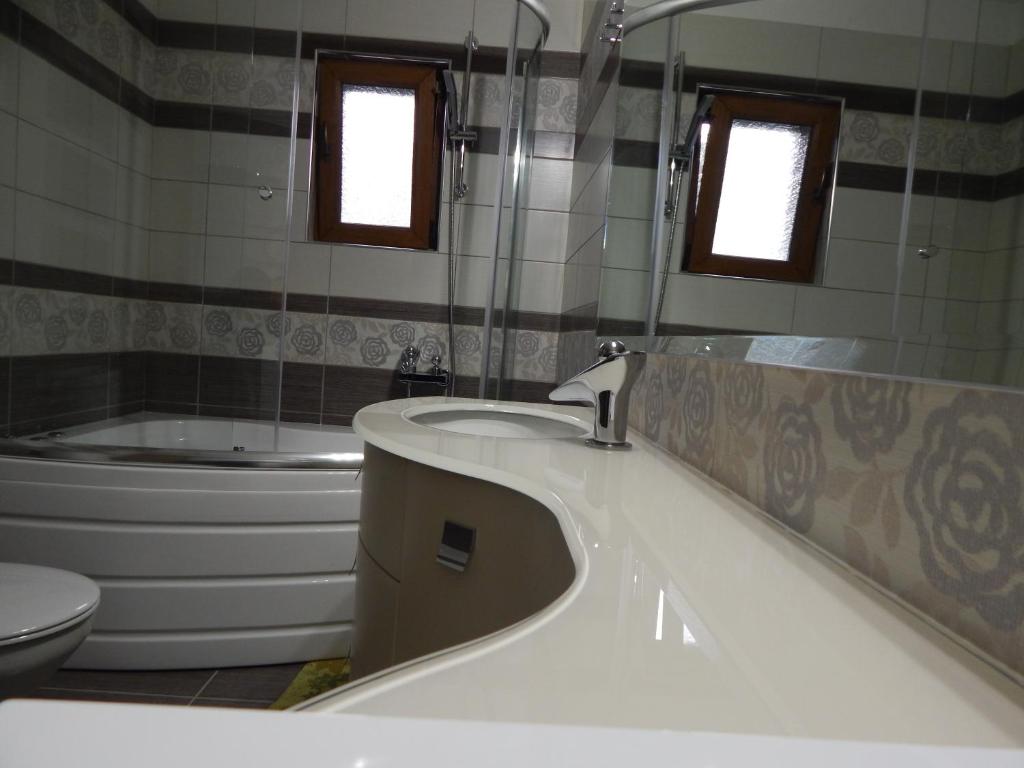 Een badkamer bij Sofia Apartments