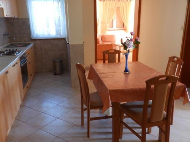 Kuchyňa alebo kuchynka v ubytovaní Apartment in Kampor with sea view, terrace, air conditioning, Wi-Fi (4610-5)